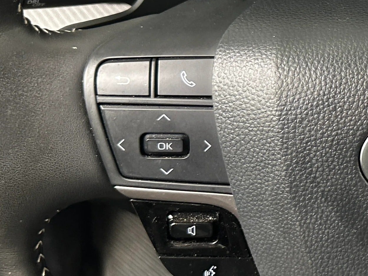 2025 Toyota Camry SE - Photo 17