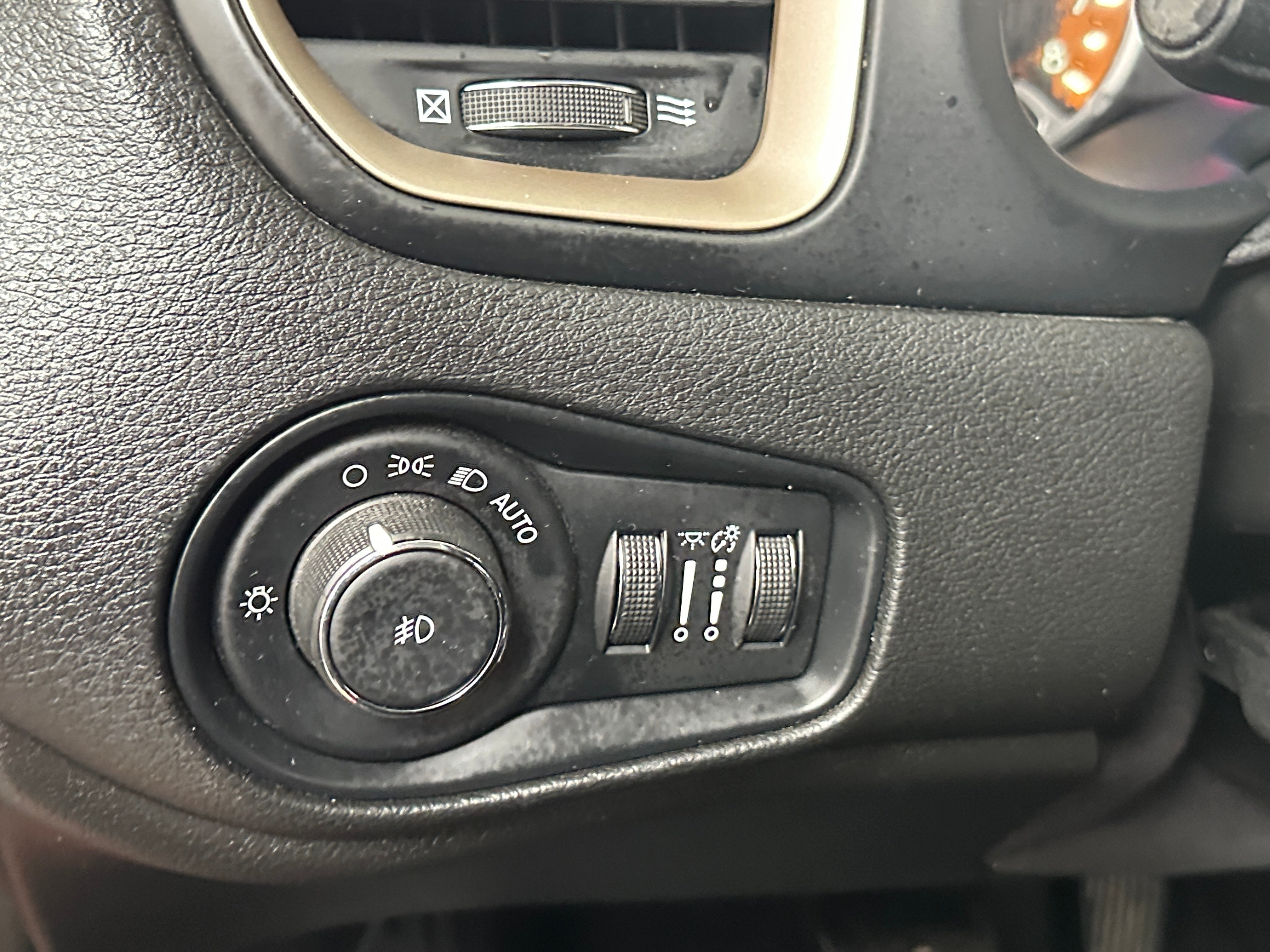Used 2017 Jeep Renegade Latitude with VIN ZACCJBBB7HPF51472 for sale in Pewaukee, WI