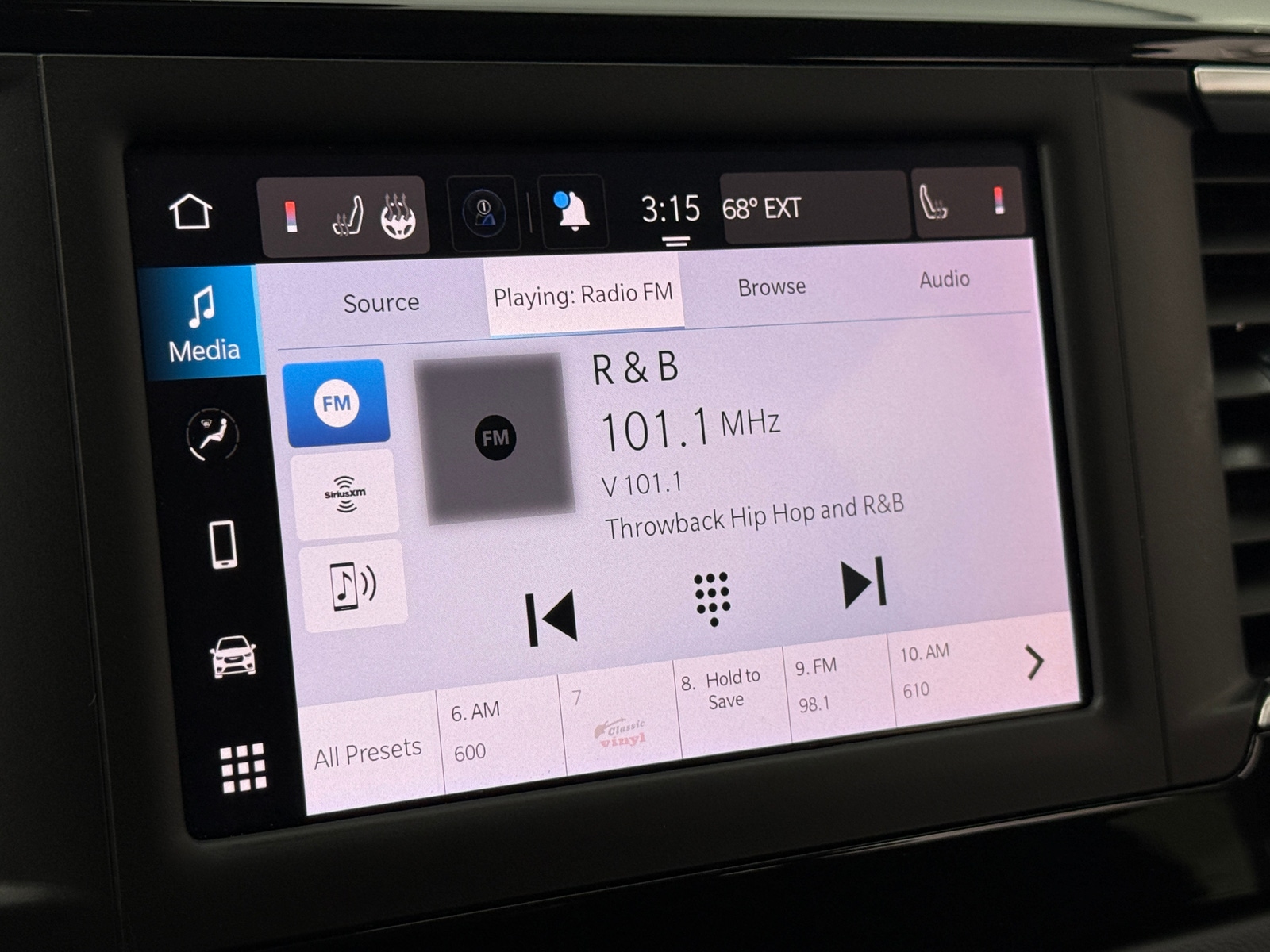 Thumbnail: 2023 Chrysler Voyager - 4