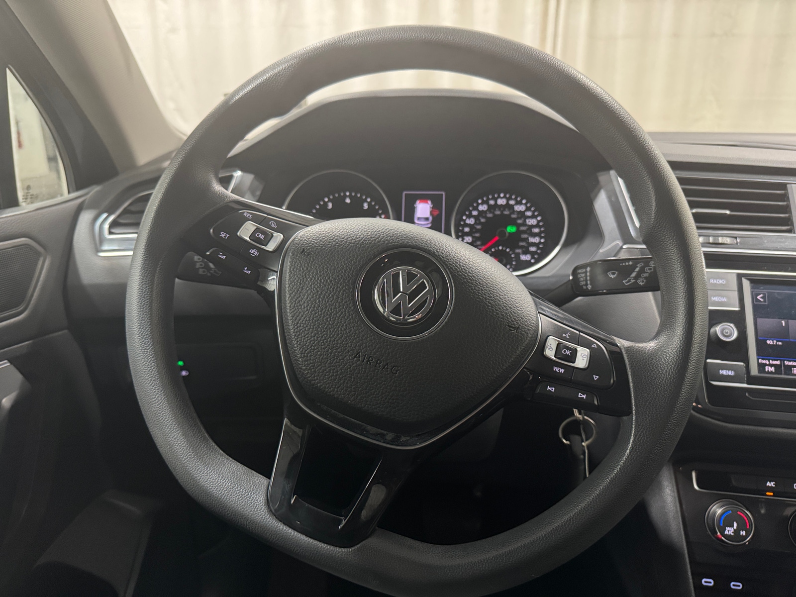 Thumbnail: 2020 Volkswagen Tiguan - 5