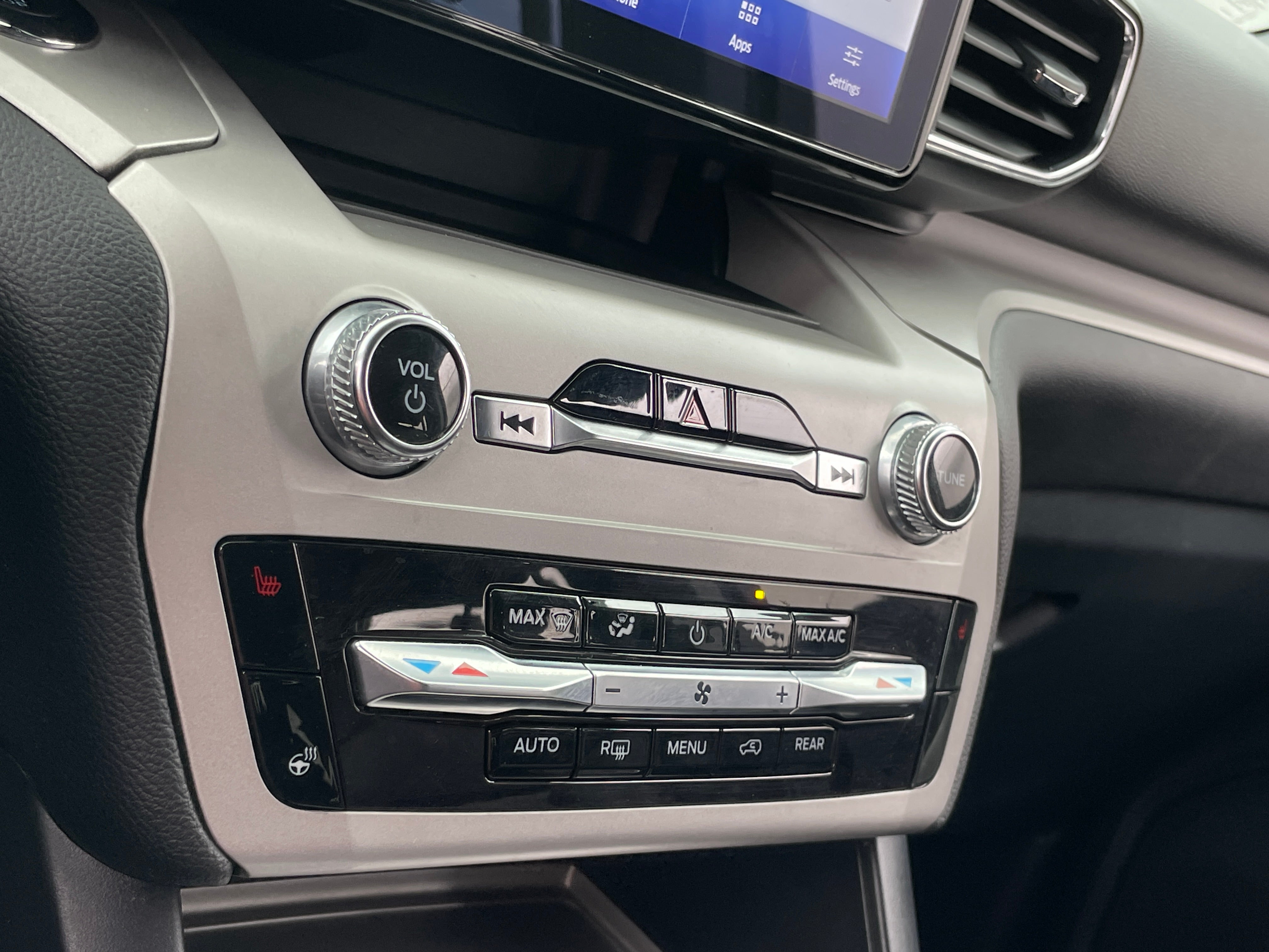 2024 Ford Explorer XLT - Photo 18