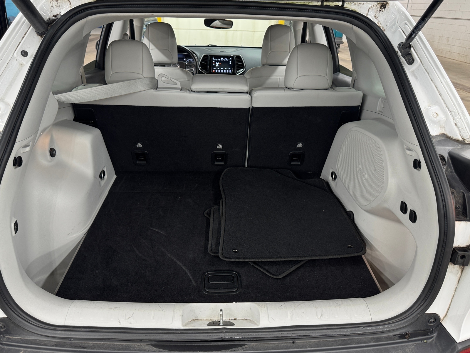 Thumbnail: 2019 Jeep Cherokee - 6