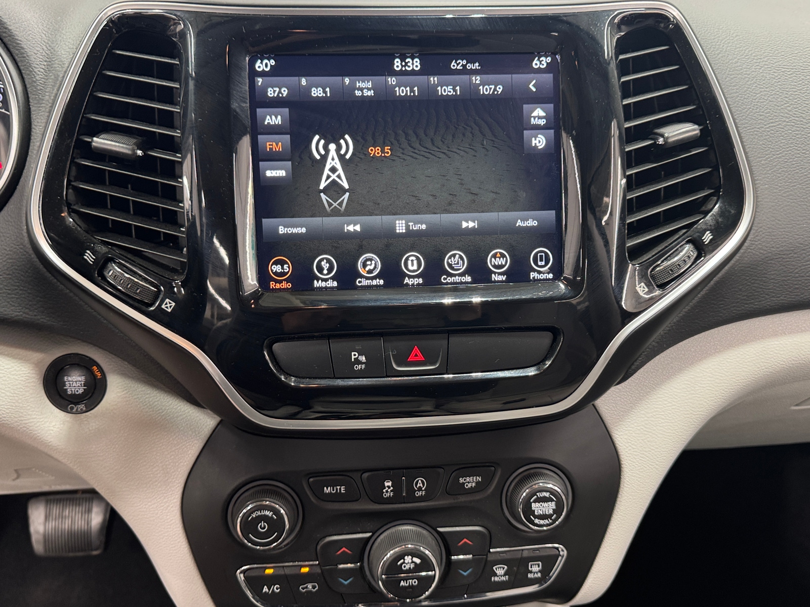 Thumbnail: 2019 Jeep Cherokee - 3
