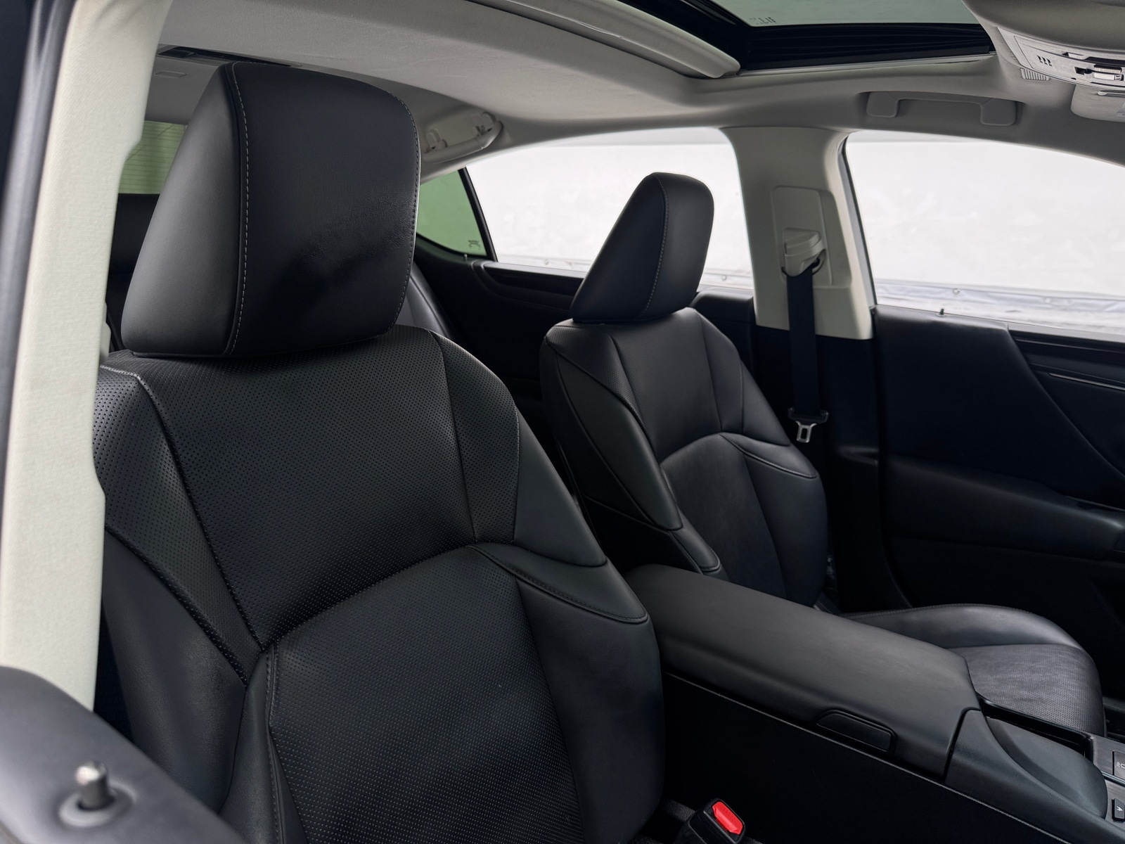 Thumbnail: 2021 Lexus ES - 2