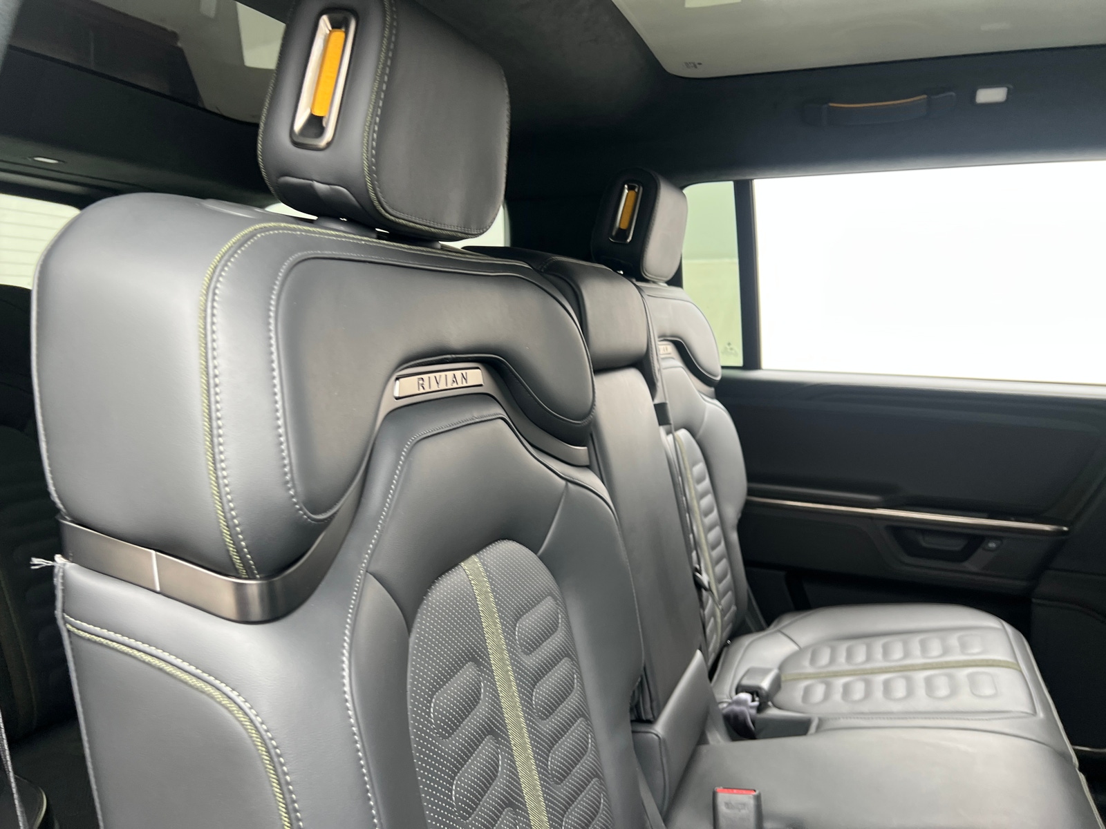 Thumbnail: 2025 Rivian R1S - 5