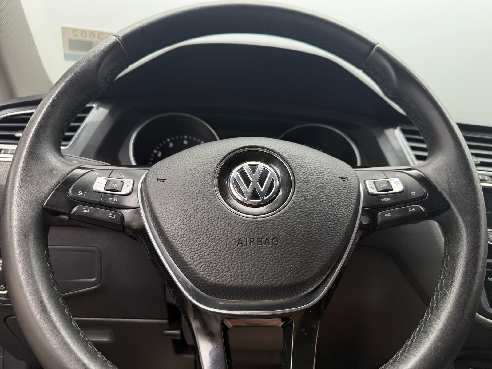 Thumbnail: 2020 Volkswagen Tiguan - 4