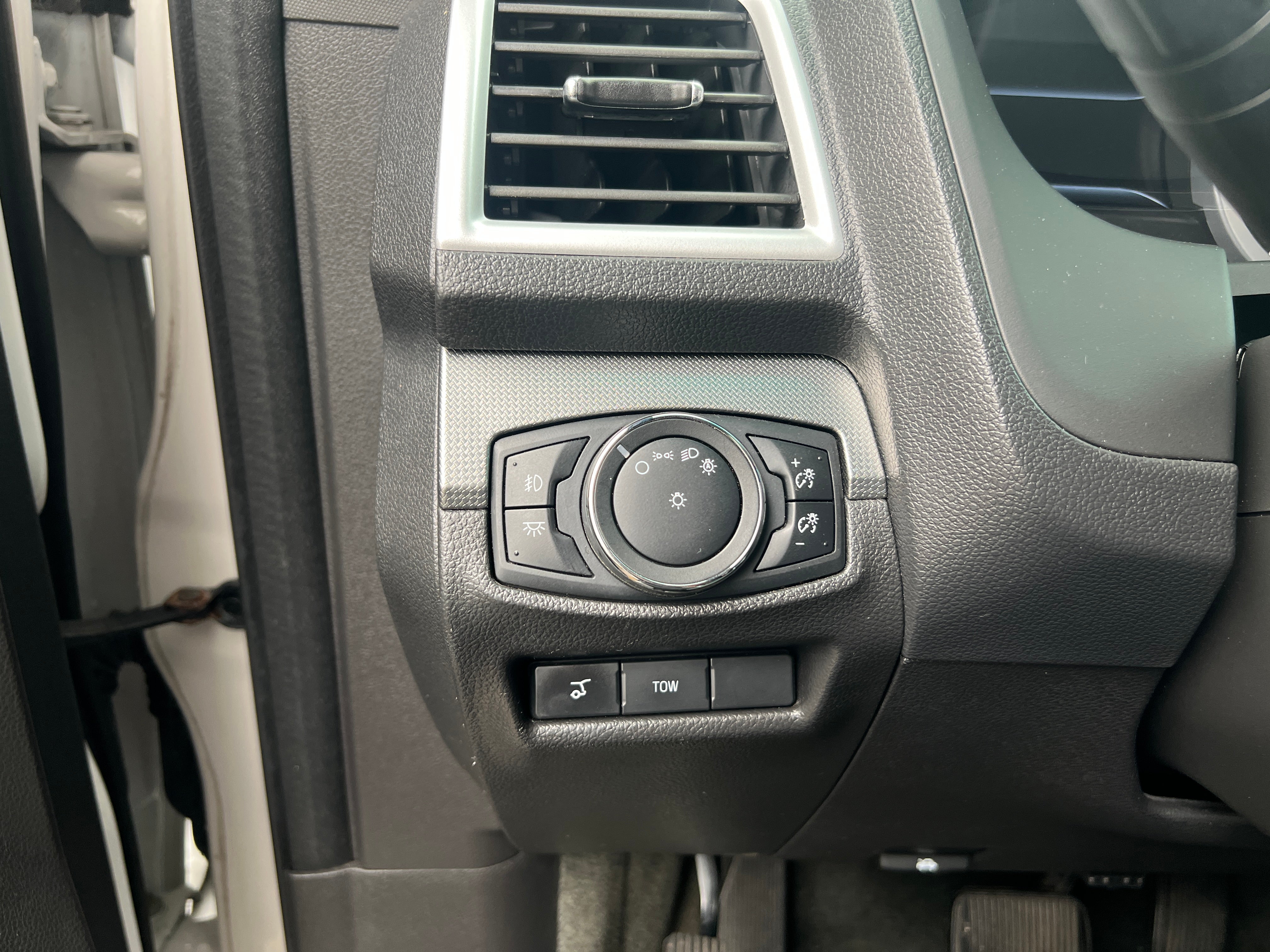 2015 Ford Explorer XLT - Photo 12