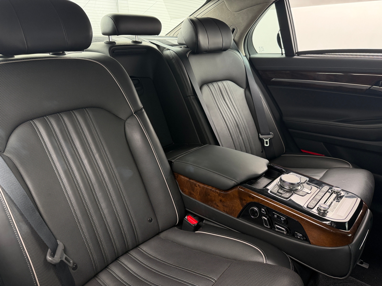 Thumbnail: 2017 Genesis G90 - 5