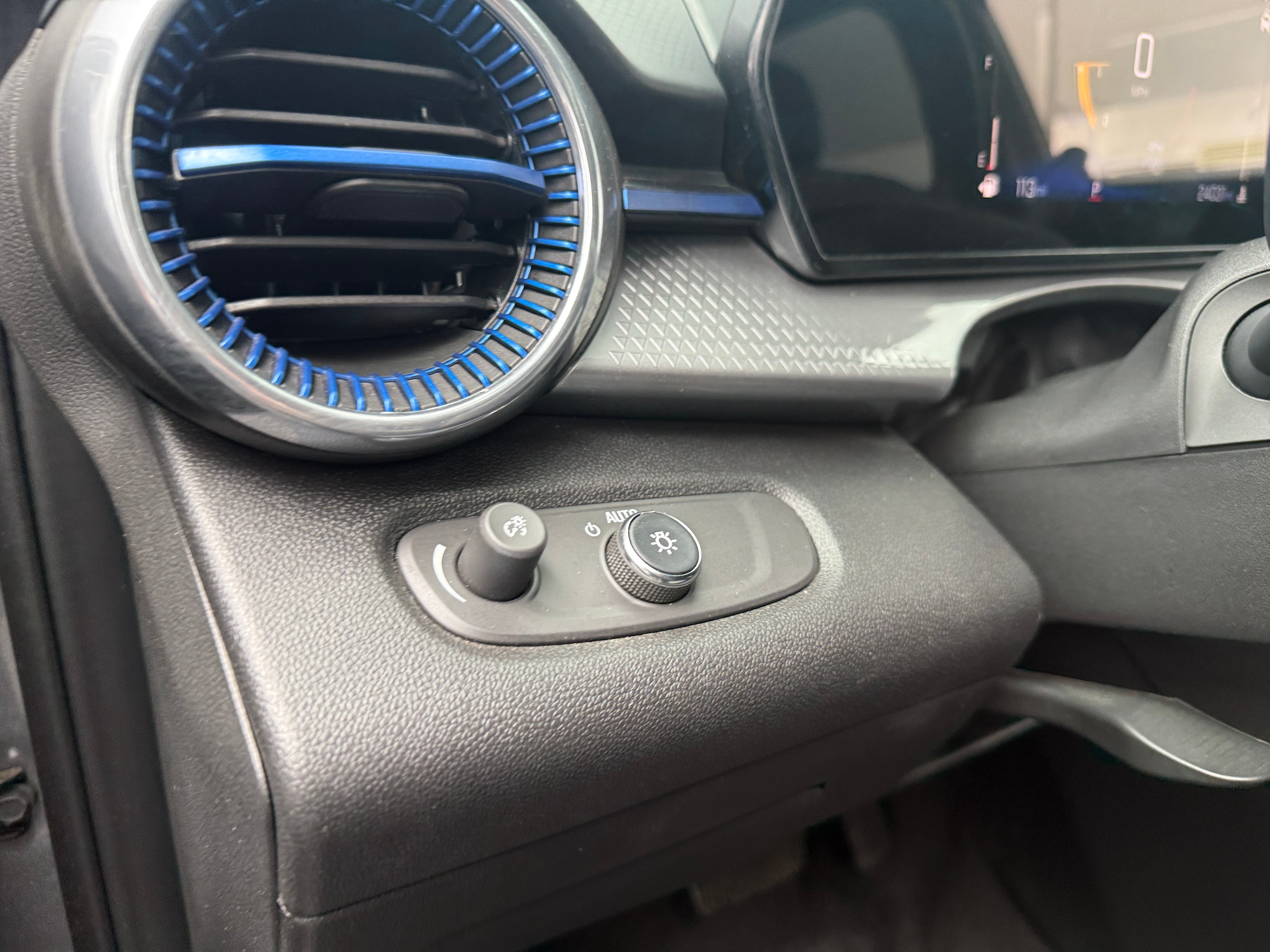 2025 Chevrolet Trax LT - Photo 9