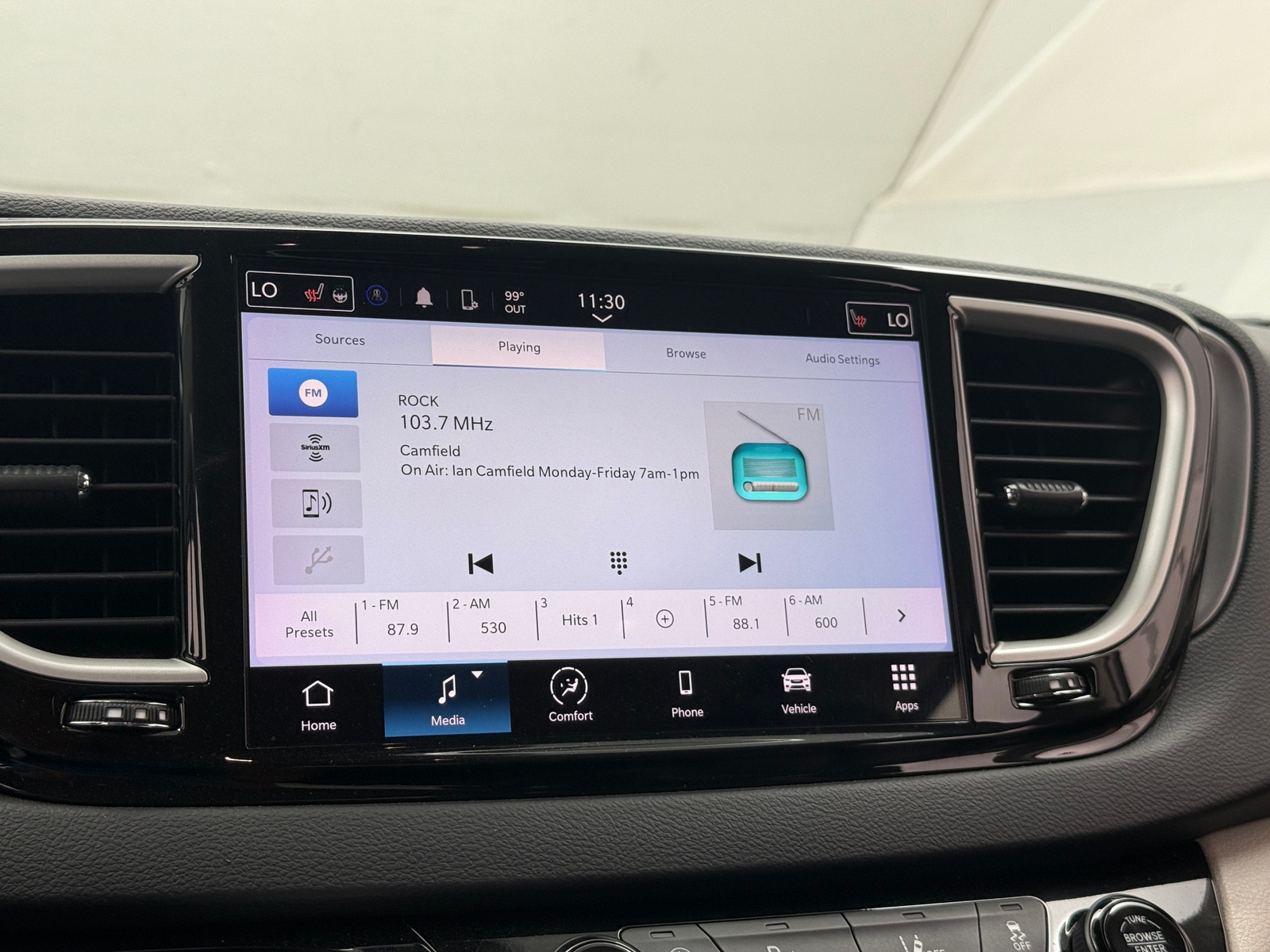 Thumbnail: 2023 Chrysler Pacifica - 3