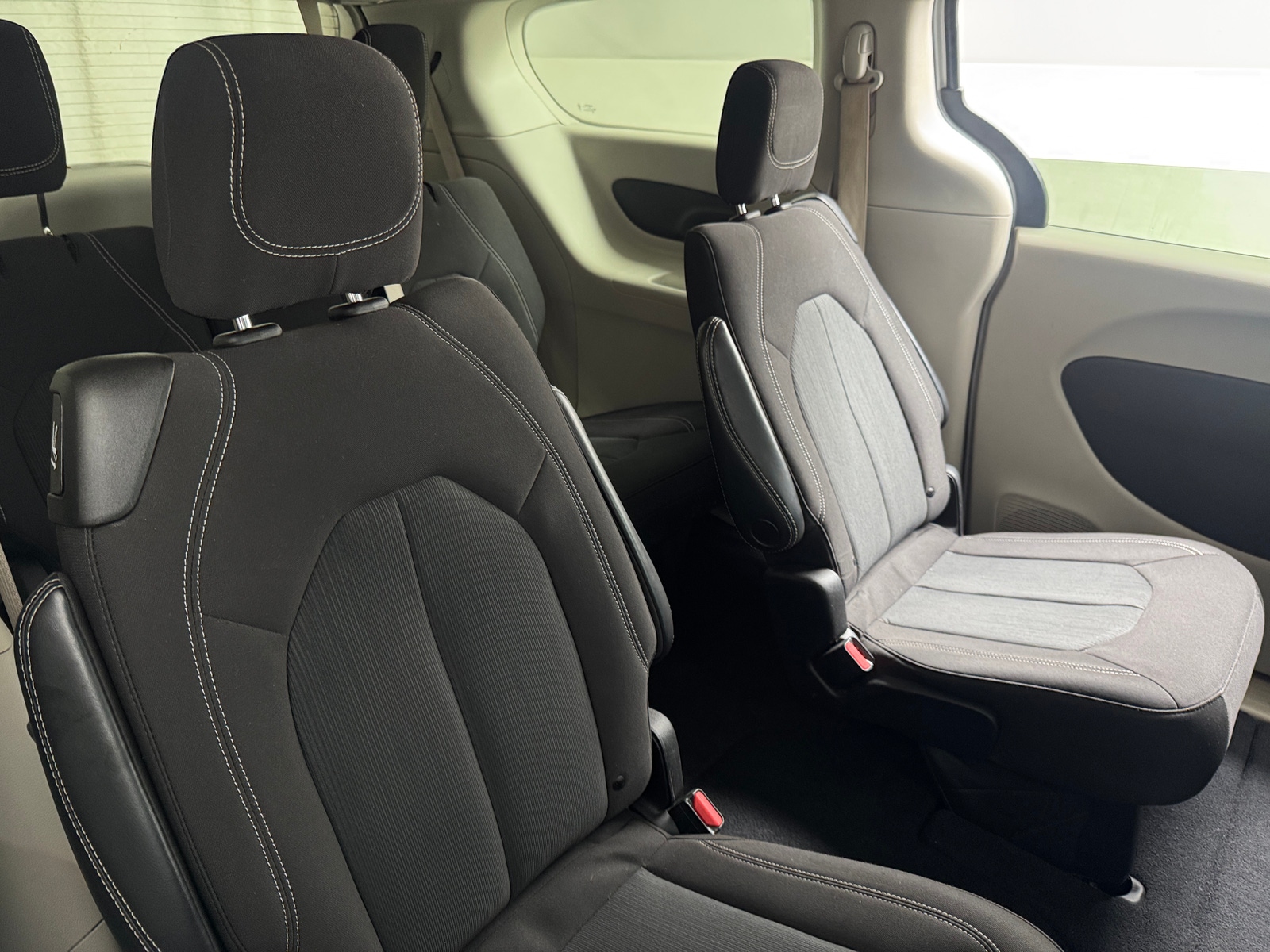 Thumbnail: 2022 Chrysler Voyager - 6