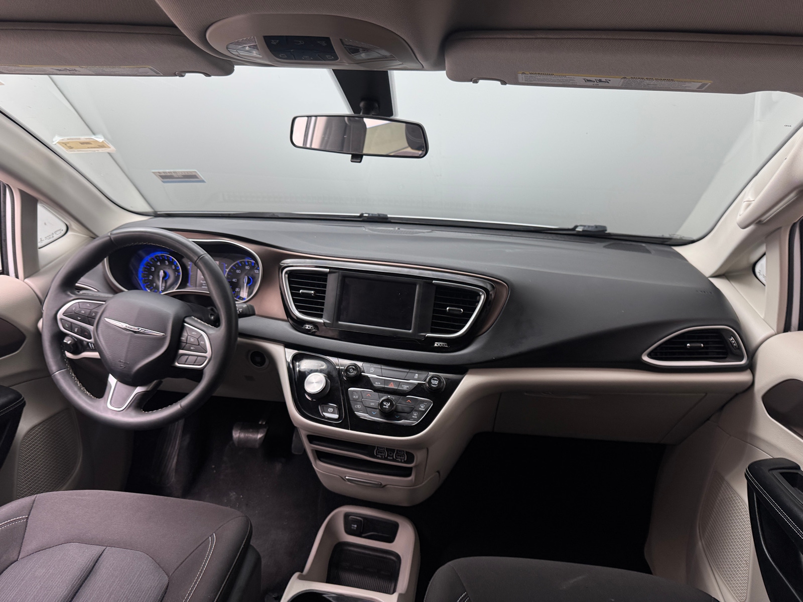 Thumbnail: 2022 Chrysler Voyager - 3