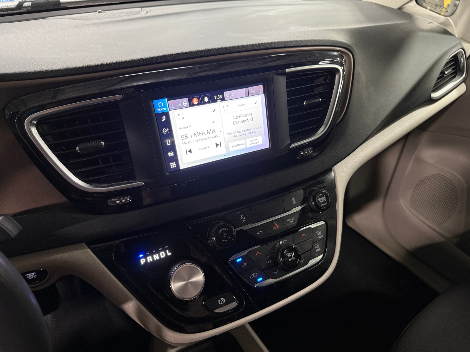 Thumbnail: 2022 Chrysler Voyager - 4