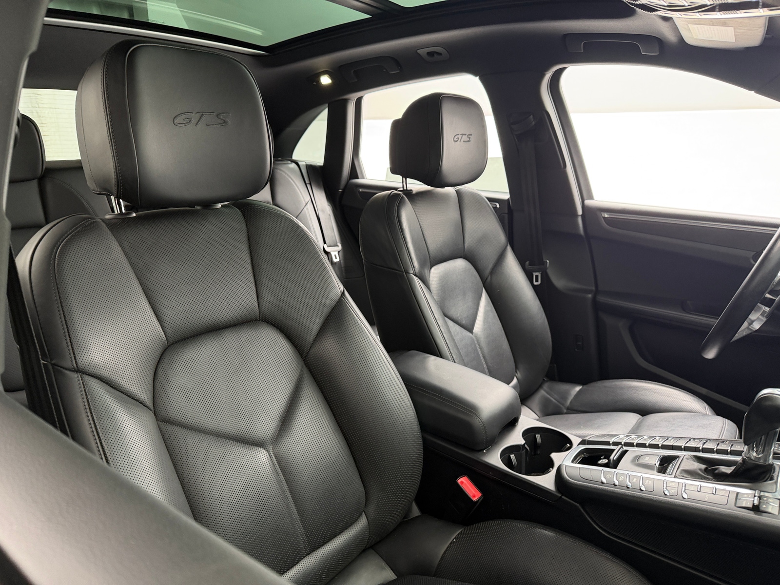 Thumbnail: 2017 Porsche Macan - 2