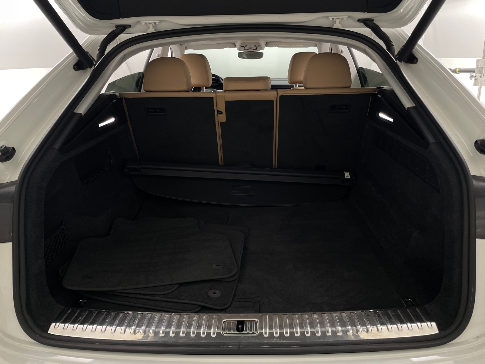 Thumbnail: 2019 Audi Q8 - 6