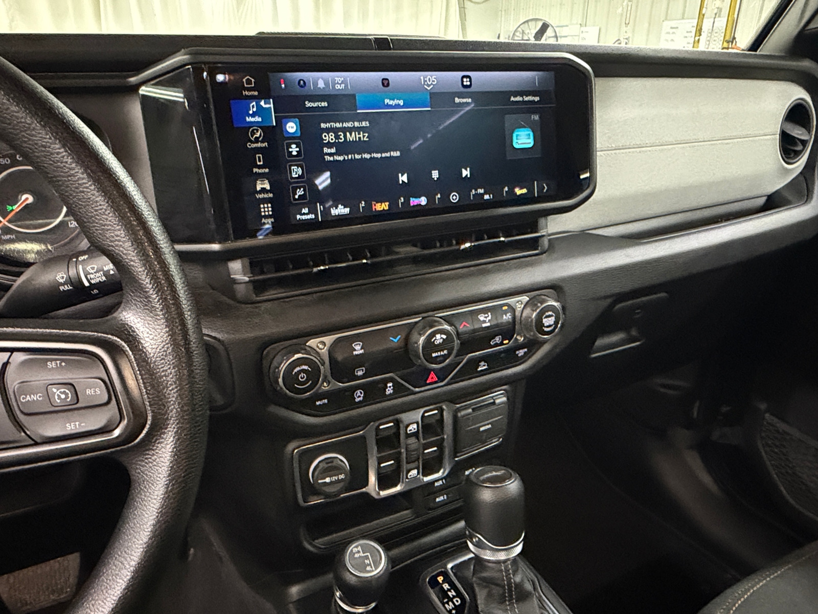 Thumbnail: 2025 Jeep Gladiator - 4
