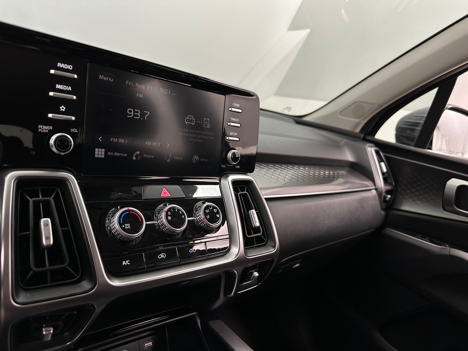 Thumbnail: 2023 Kia Sorento - 4