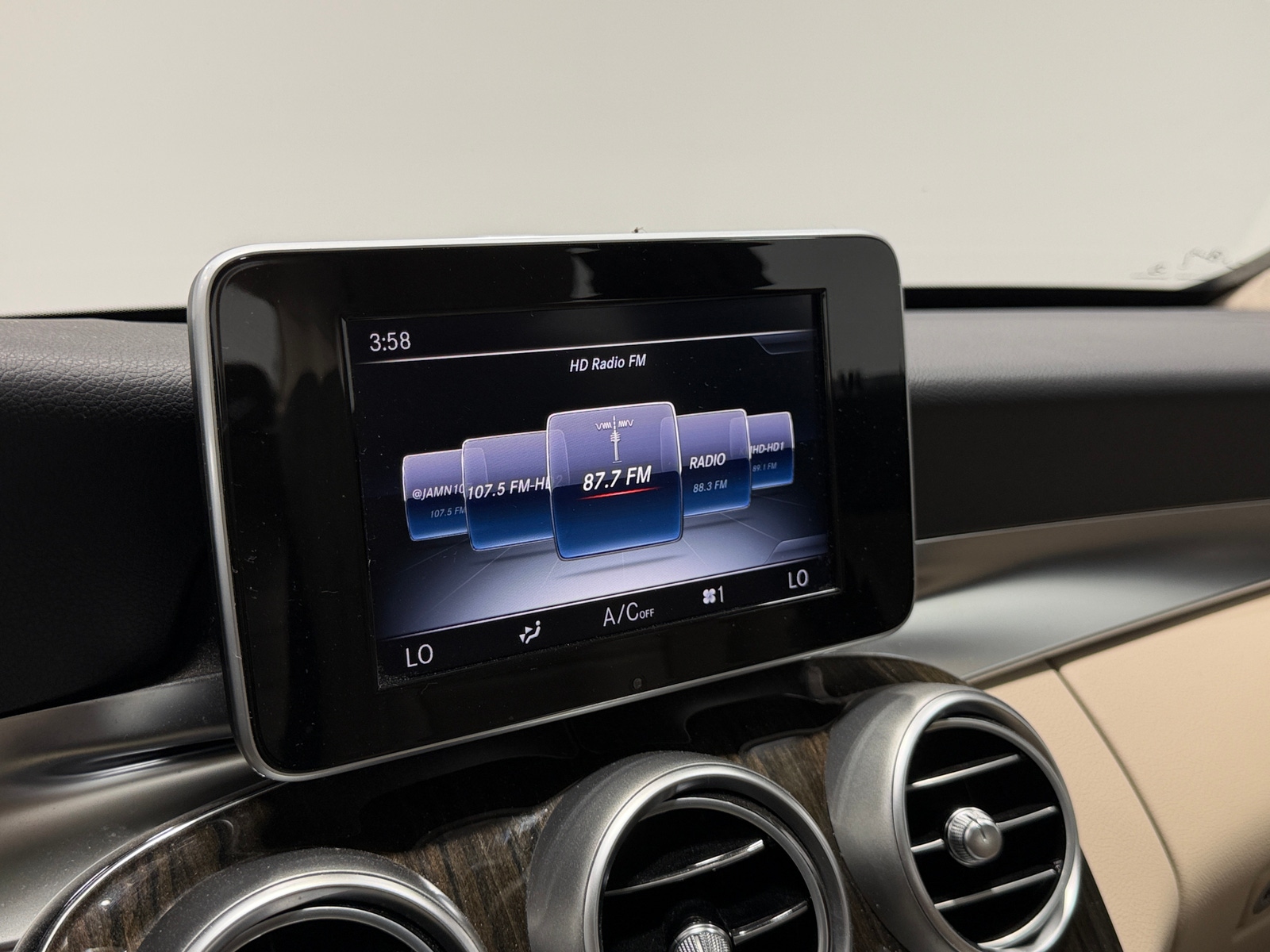 Thumbnail: 2015 Mercedes-Benz C-Class - 3