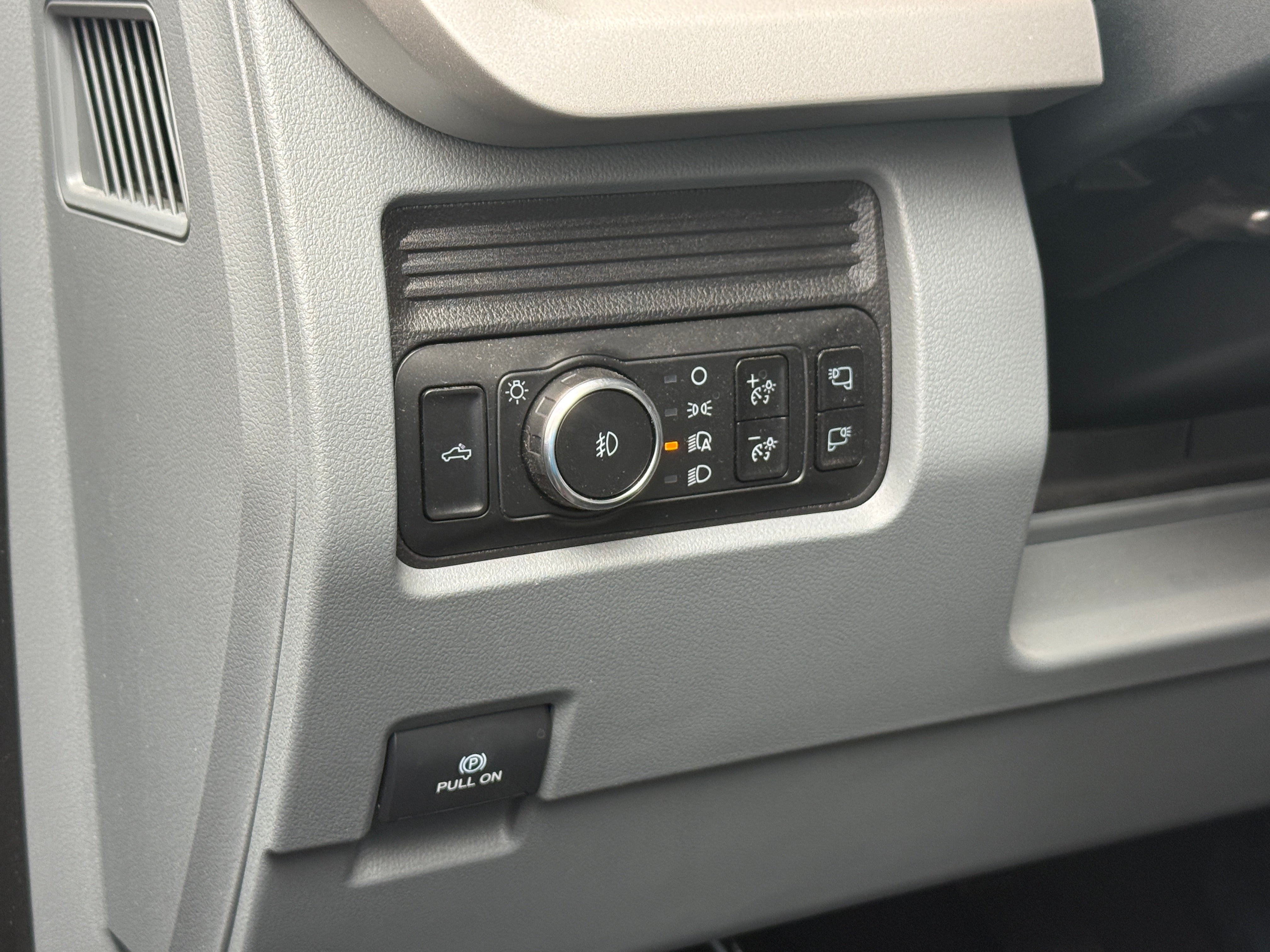 2025 Ford F-350 Super Duty XLT - Photo 3