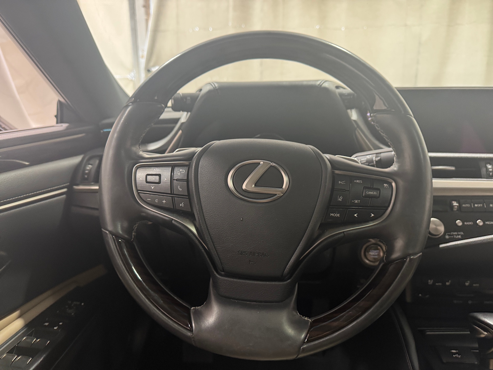 Thumbnail: 2021 Lexus ES - 4