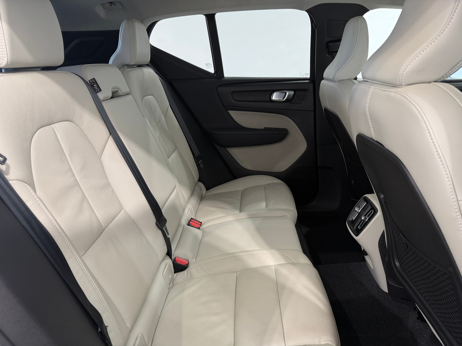 Thumbnail: 2023 Volvo XC40 - 5