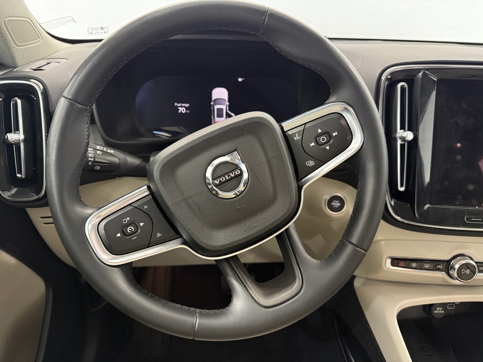 Thumbnail: 2023 Volvo XC40 - 4