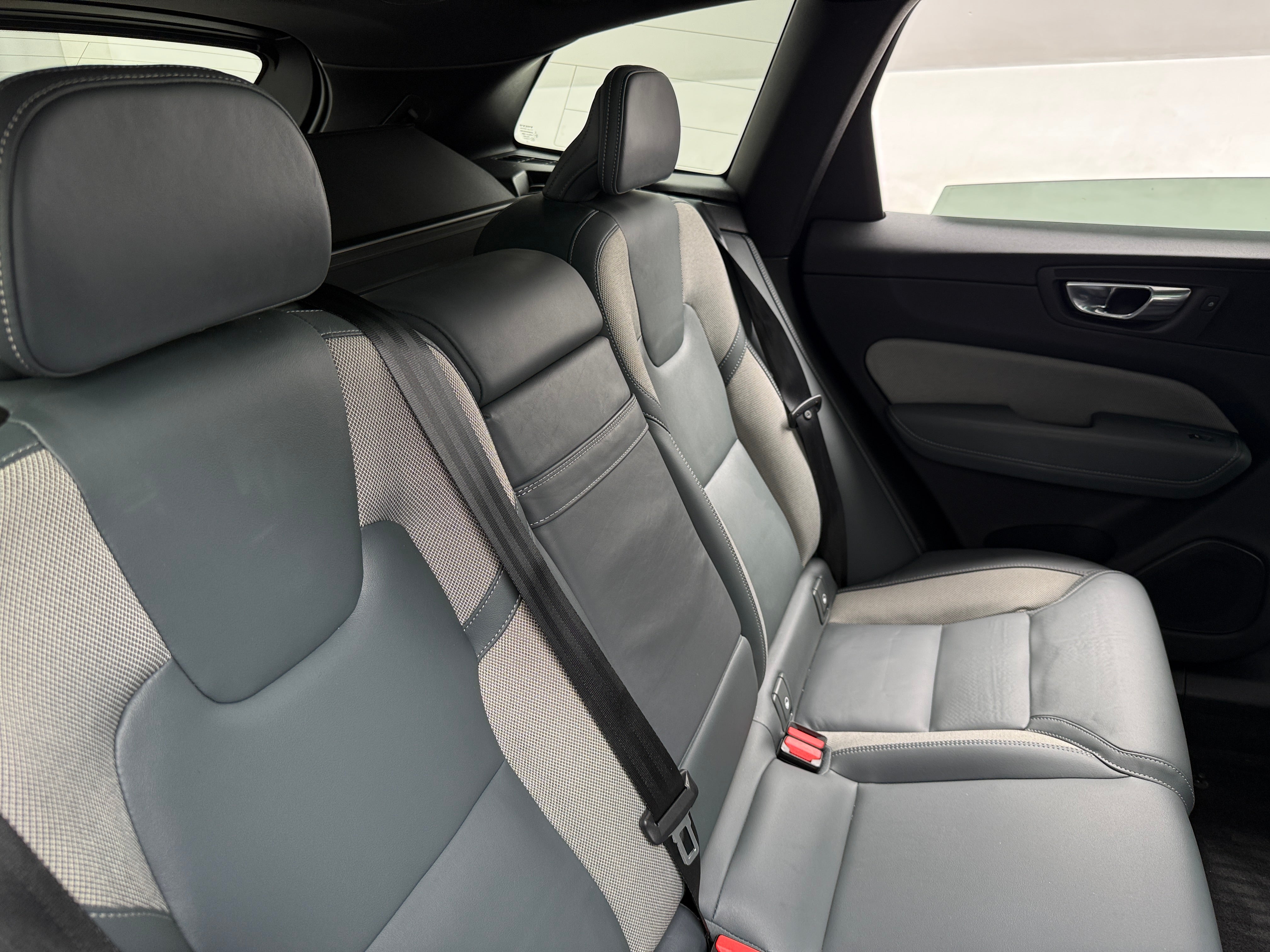 2022 Volvo XC60 R-Design