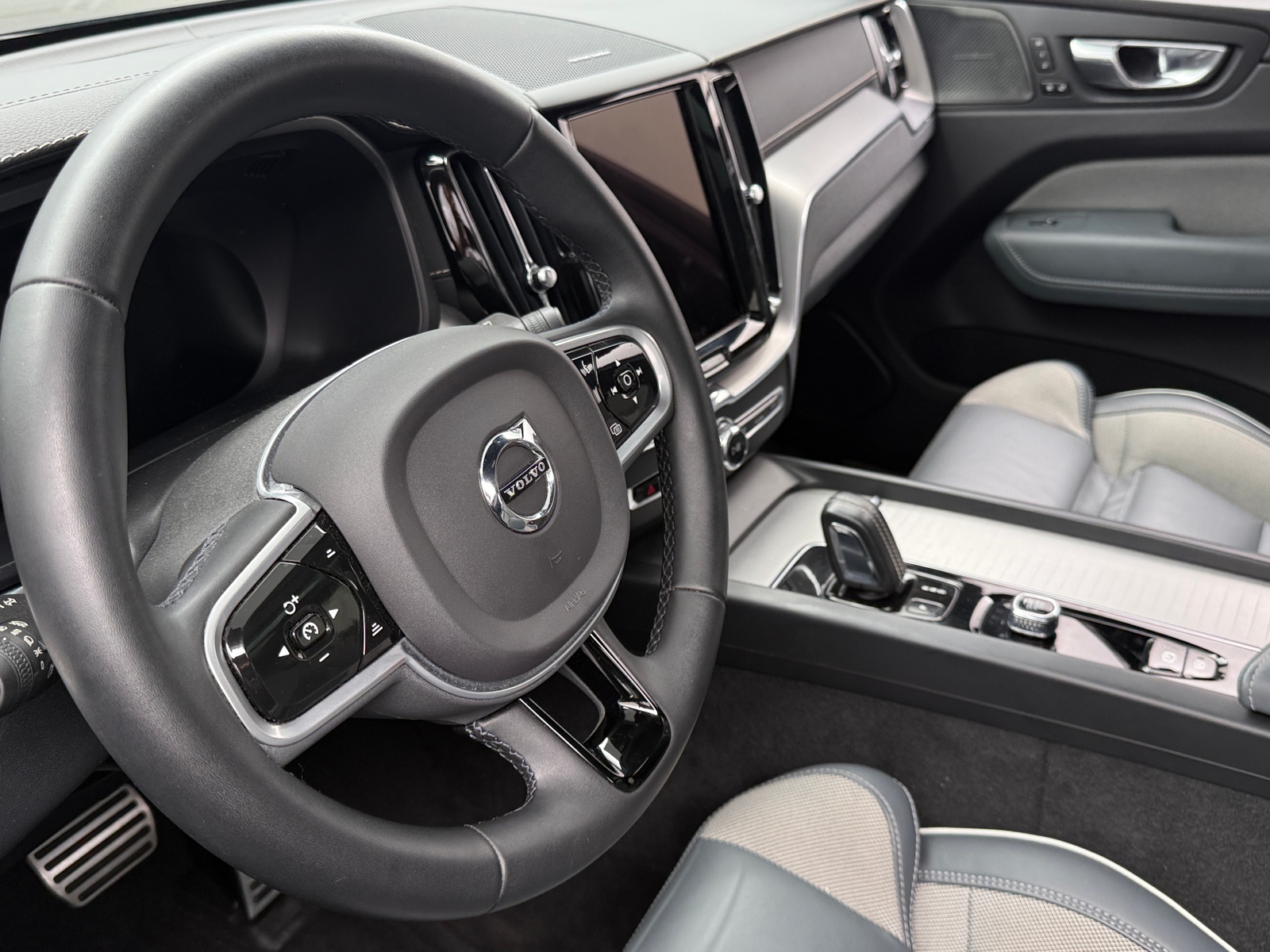 Thumbnail: 2022 Volvo XC60 - 4