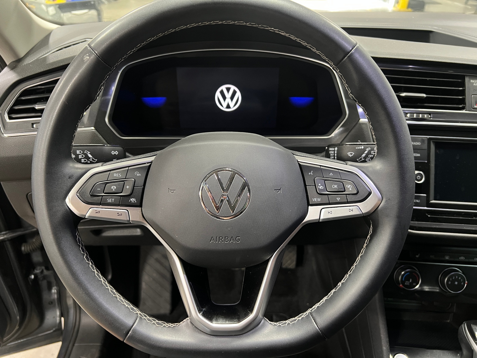 Thumbnail: 2023 Volkswagen Tiguan - 5