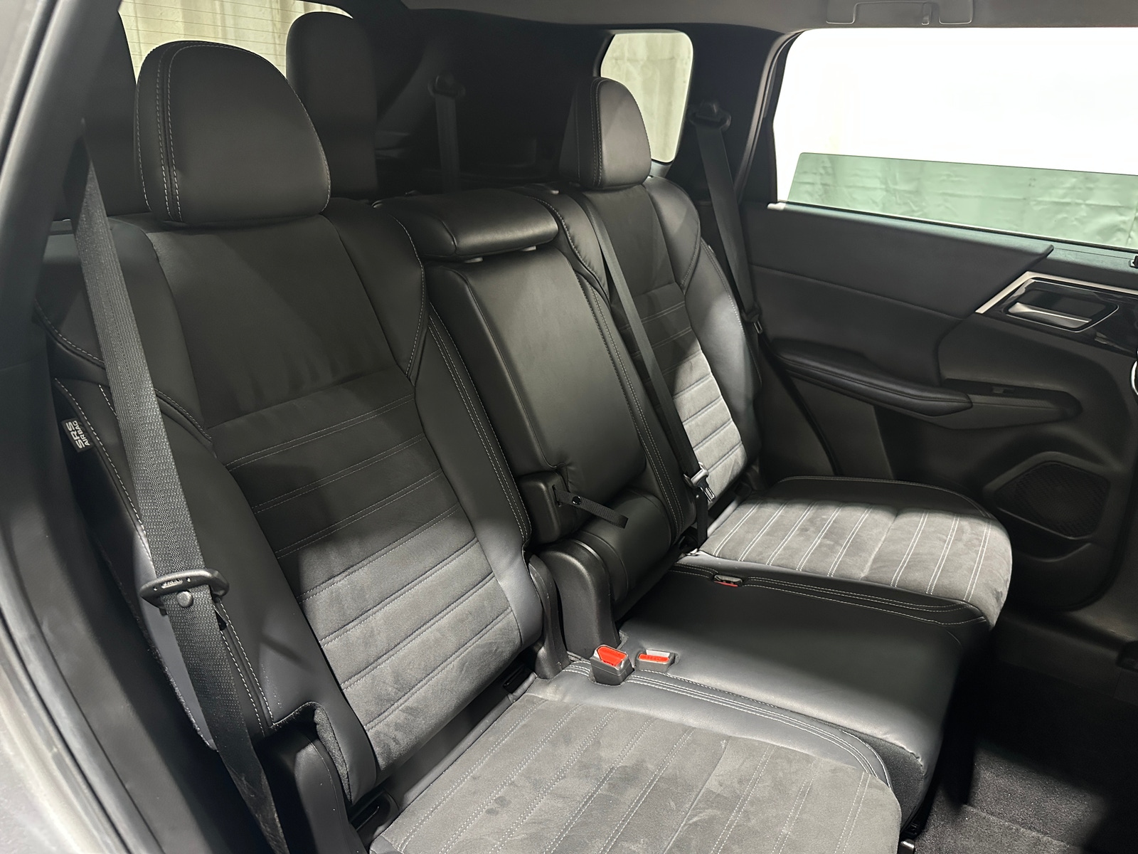 Thumbnail: 2023 Mitsubishi Outlander - 5