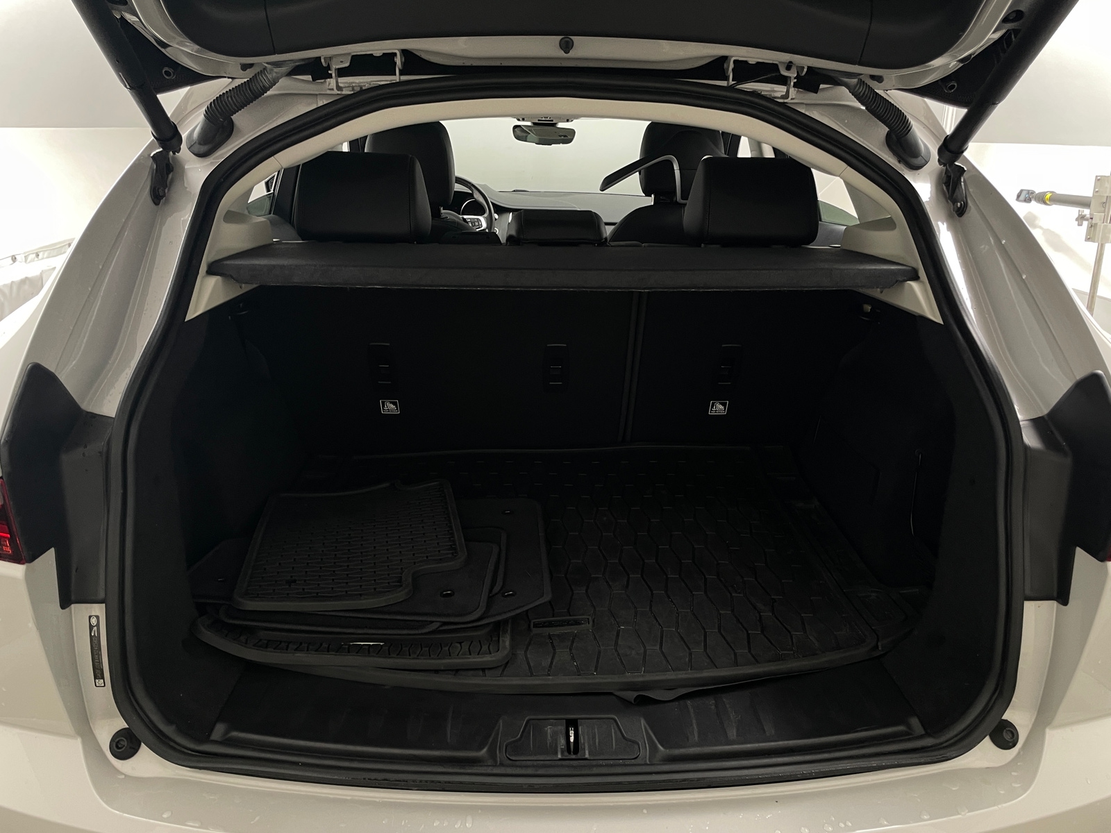 Thumbnail: 2019 Jaguar E-Pace - 6