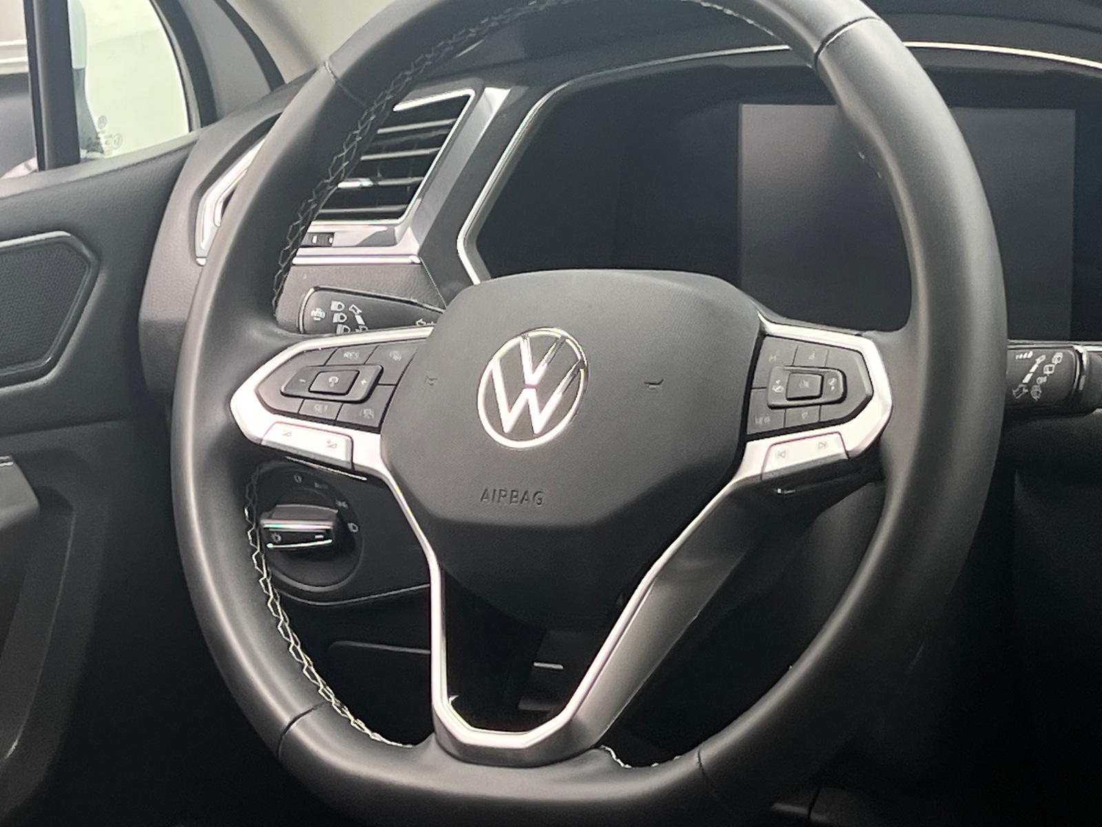 Thumbnail: 2022 Volkswagen Tiguan - 4