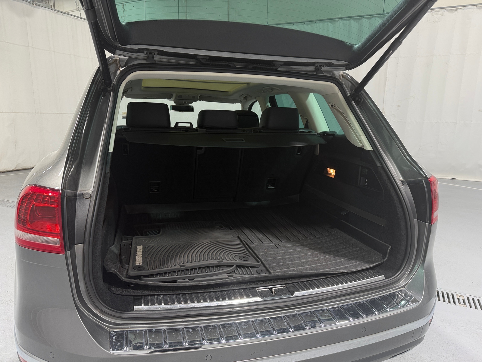 Thumbnail: 2016 Volkswagen Touareg - 7