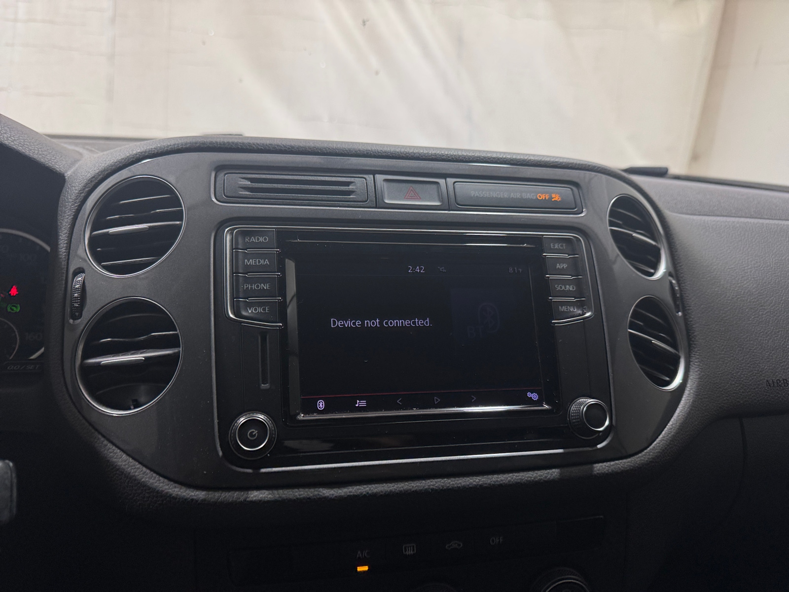 Thumbnail: 2017 Volkswagen Tiguan - 4