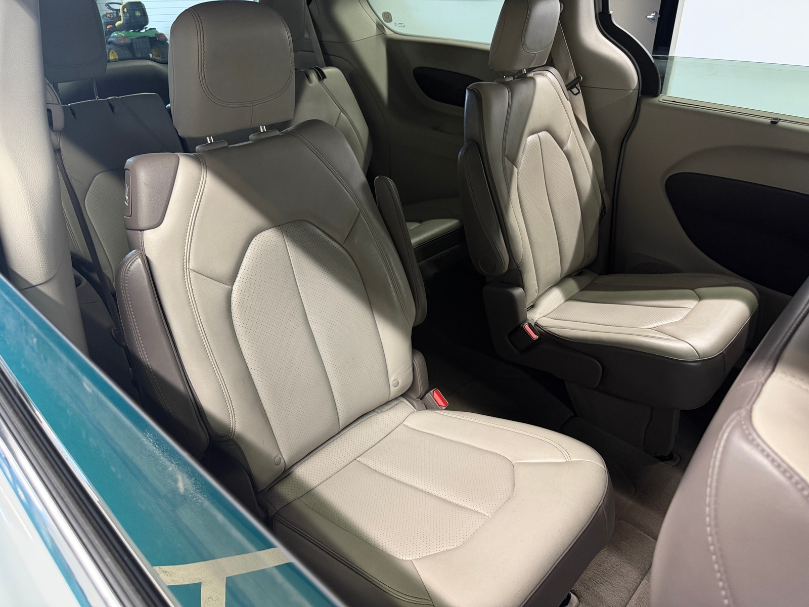 Thumbnail: 2020 Chrysler Voyager - 5