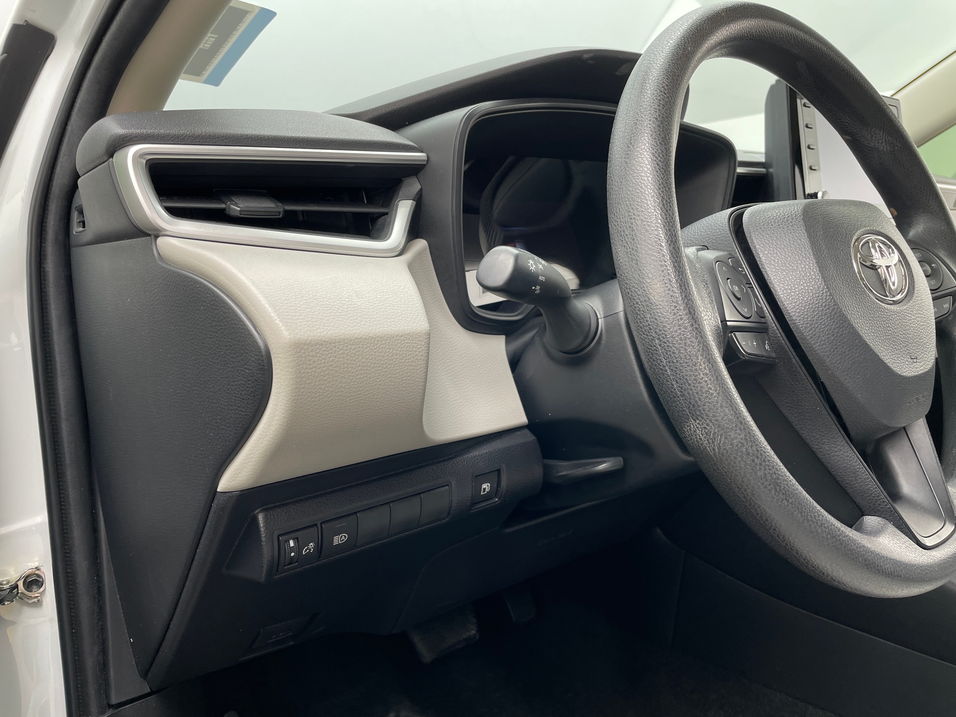 Used 2022 Toyota Corolla LE with VIN JTDEAMDE7NJ050945 for sale in Pewaukee, WI