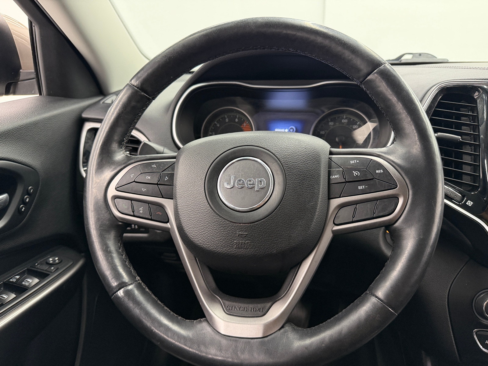 Thumbnail: 2019 Jeep Cherokee - 4