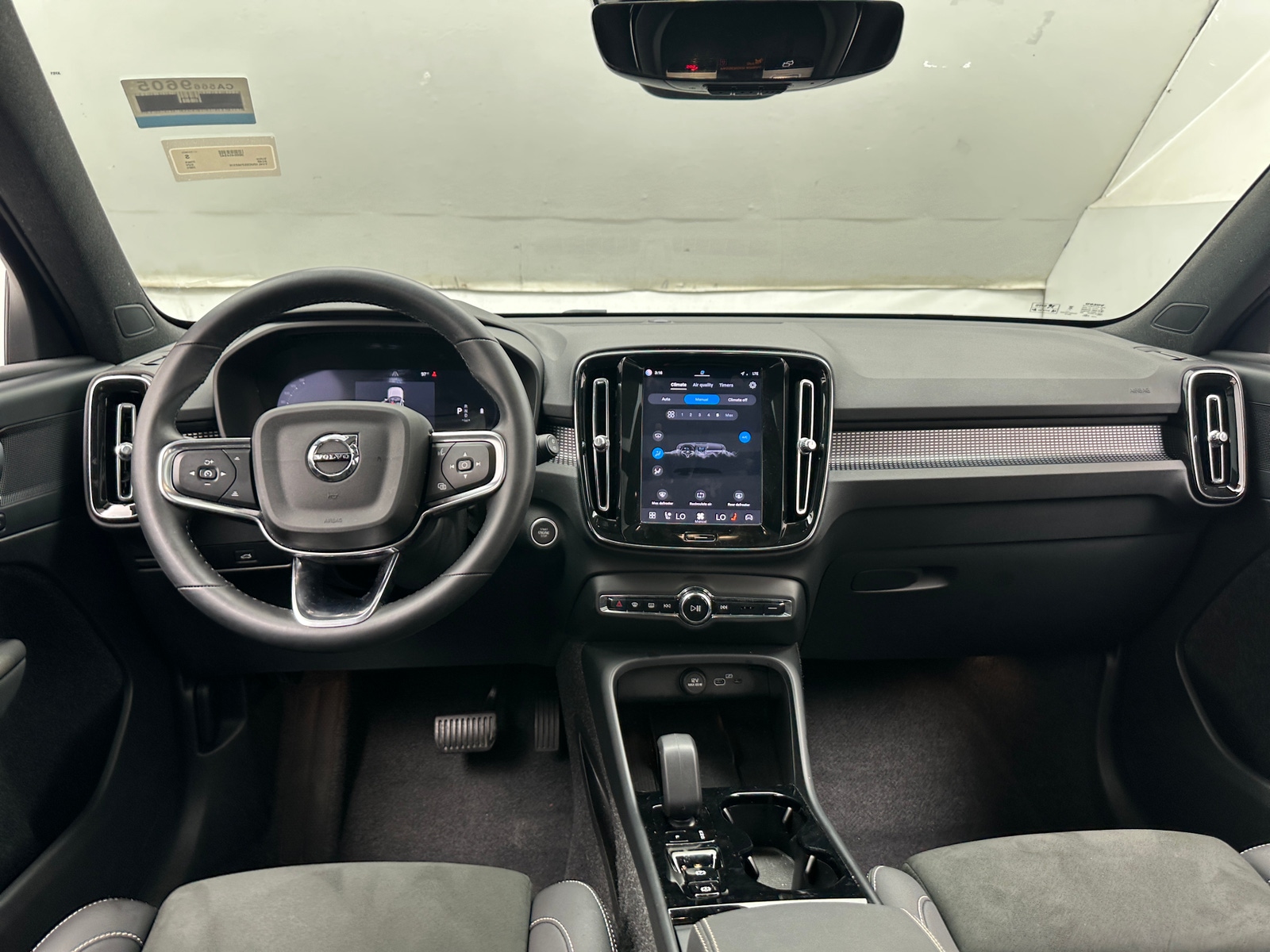 Thumbnail: 2025 Volvo XC40 - 3