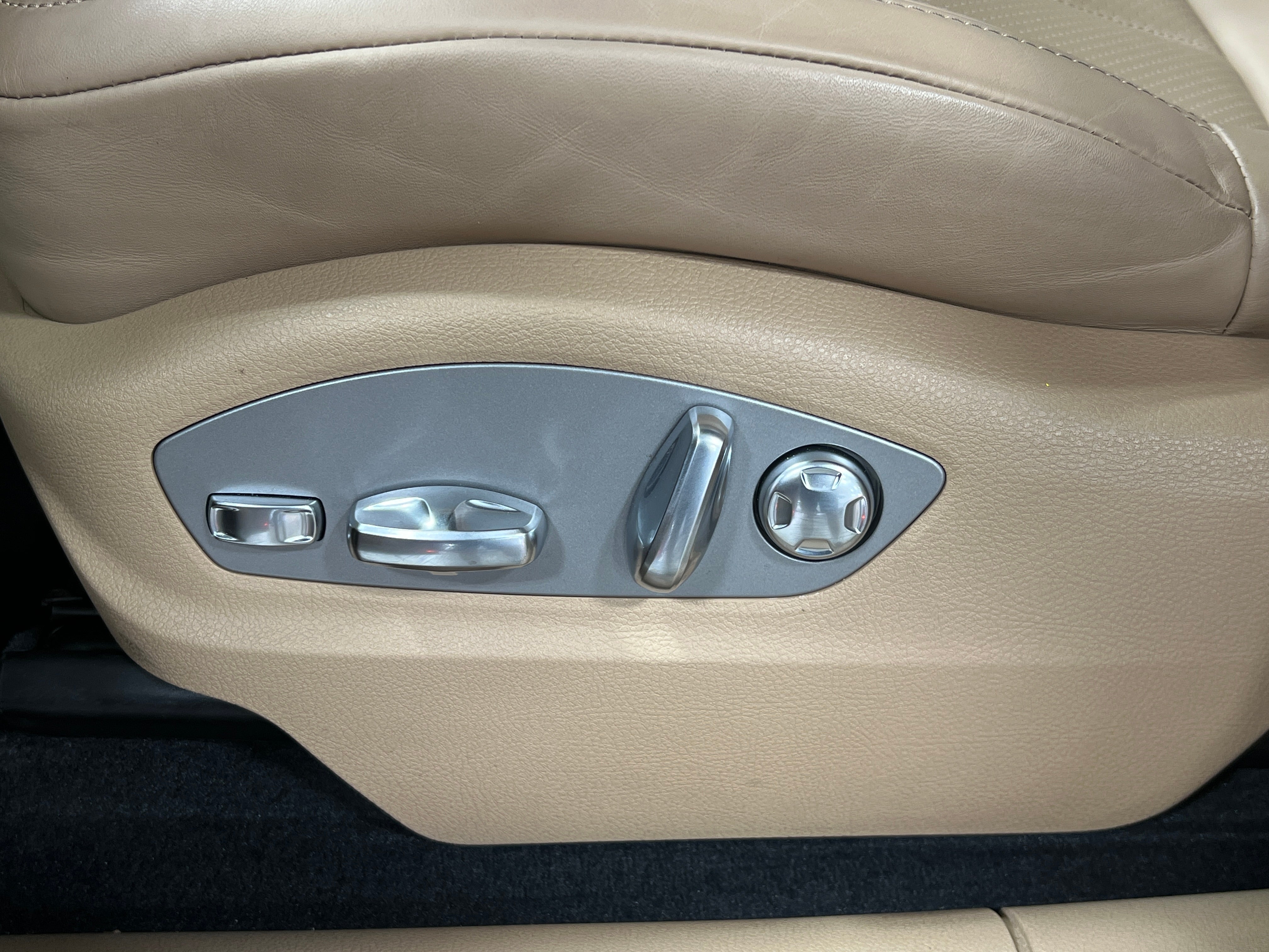2025 Porsche Macan Base - Photo 2
