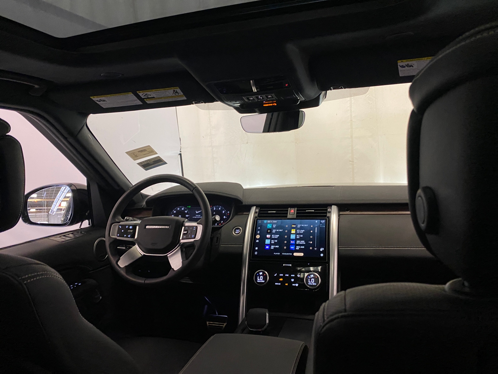 Thumbnail: 2024 Land Rover Discovery - 3