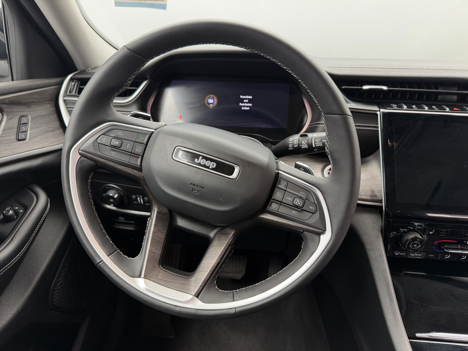 Thumbnail: 2023 Jeep Grand Cherokee L - 4