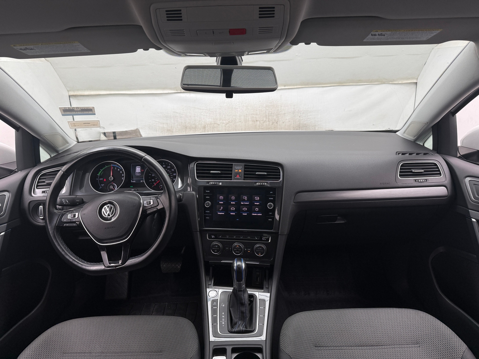 Thumbnail: 2018 Volkswagen e-Golf - 3