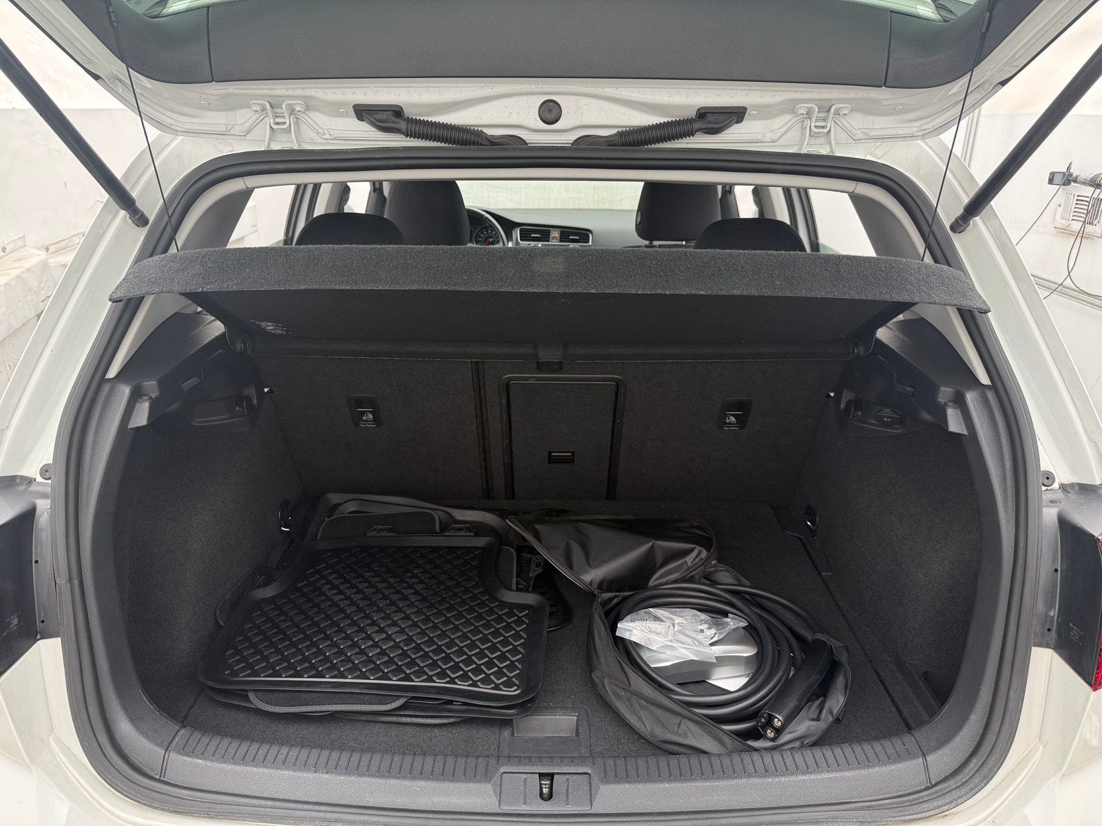 Thumbnail: 2018 Volkswagen e-Golf - 7