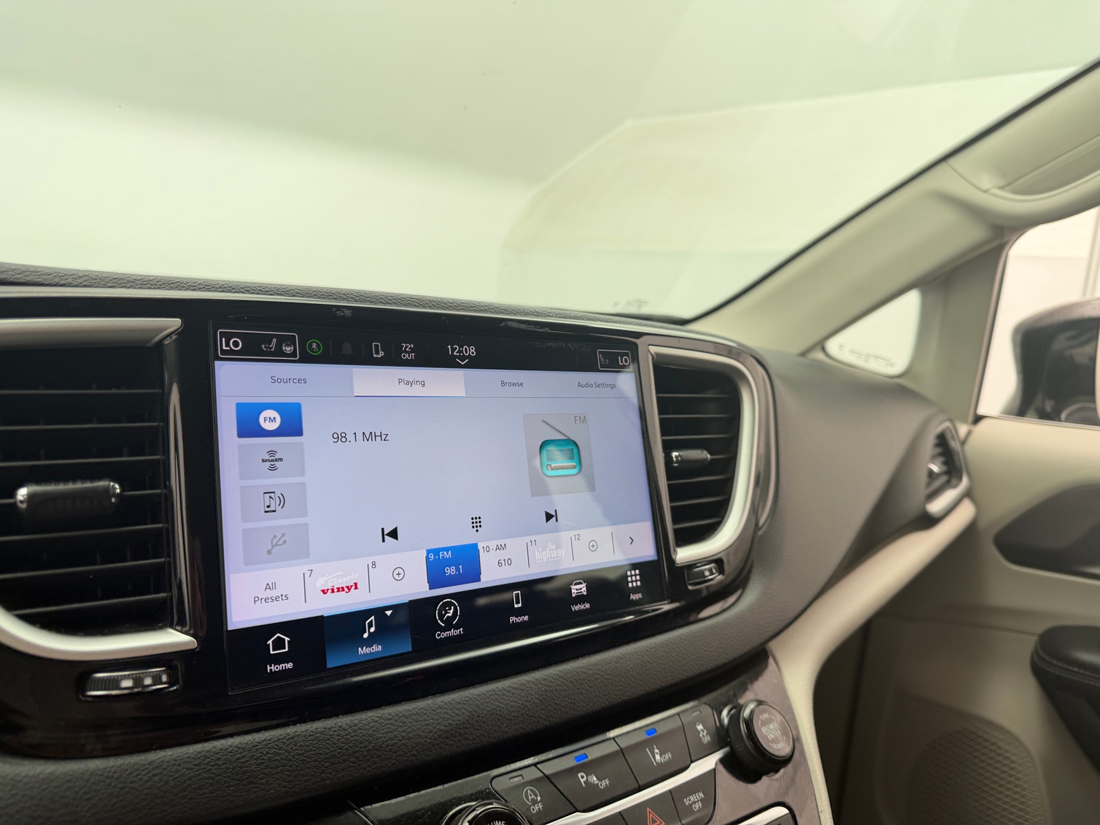 Thumbnail: 2024 Chrysler Pacifica - 3