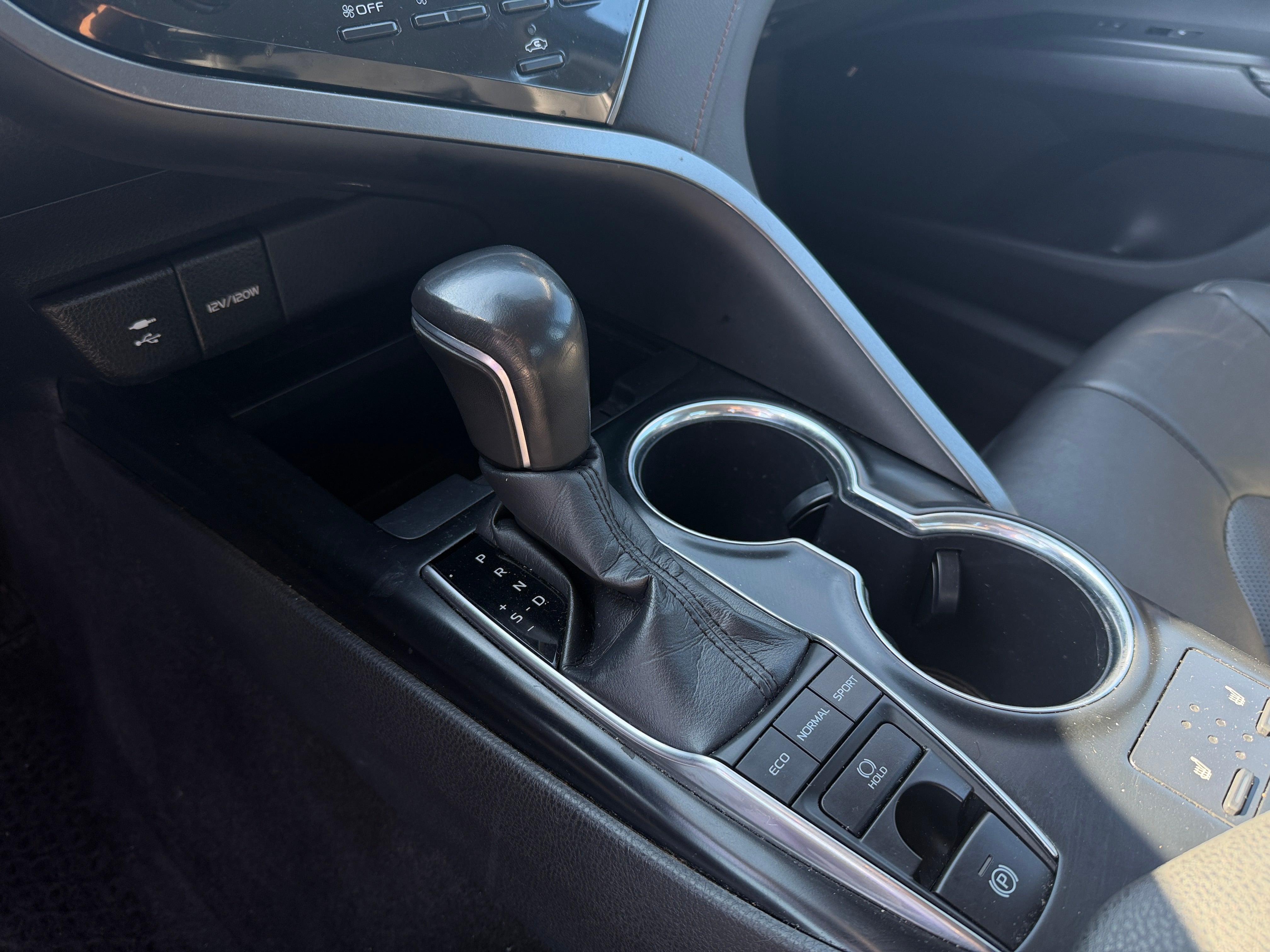 2019 Toyota Camry XLE - Photo 7