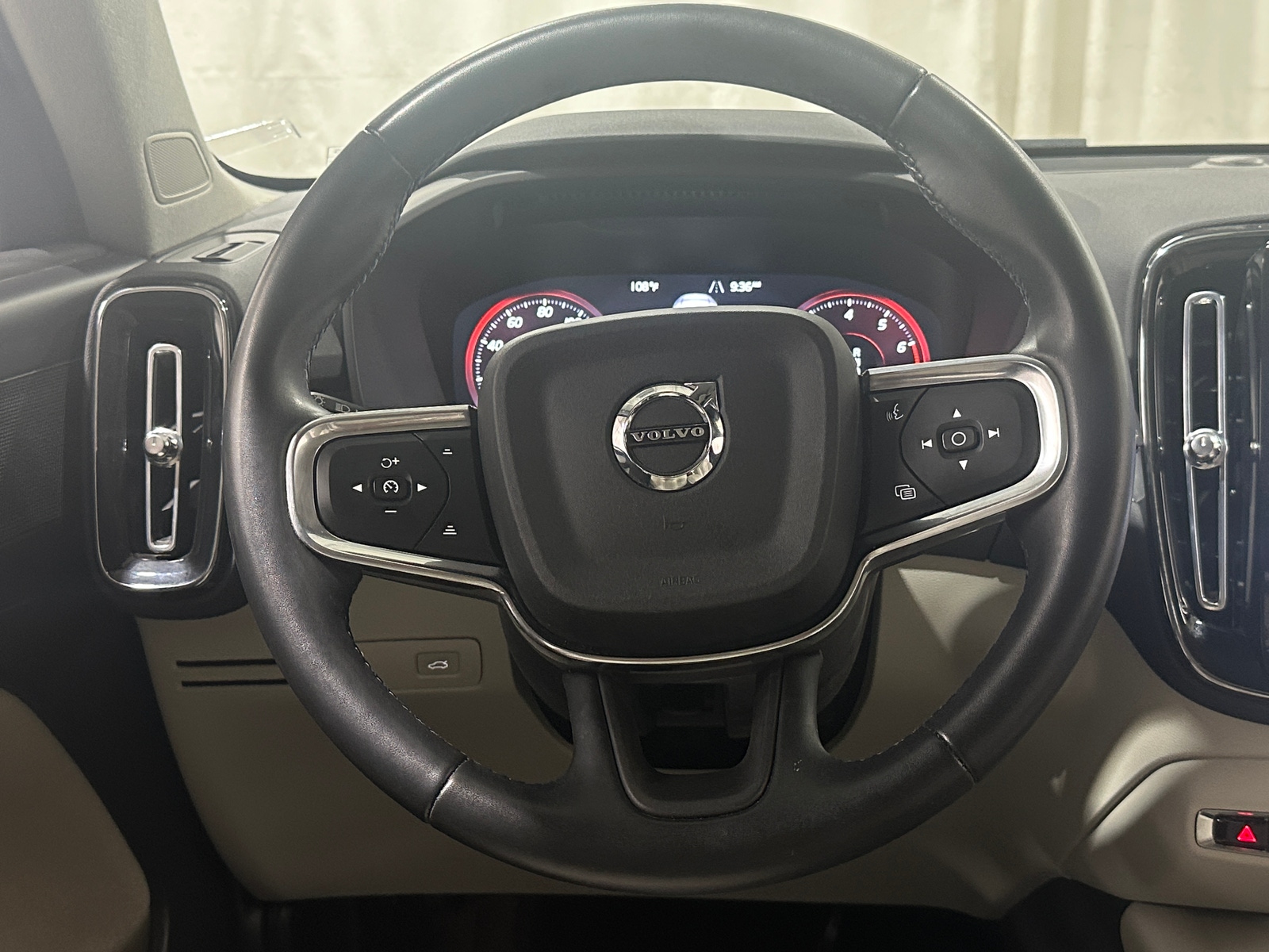 Thumbnail: 2022 Volvo XC40 - 4