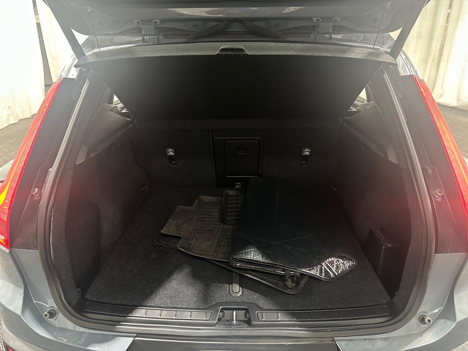 Thumbnail: 2022 Volvo XC40 - 6