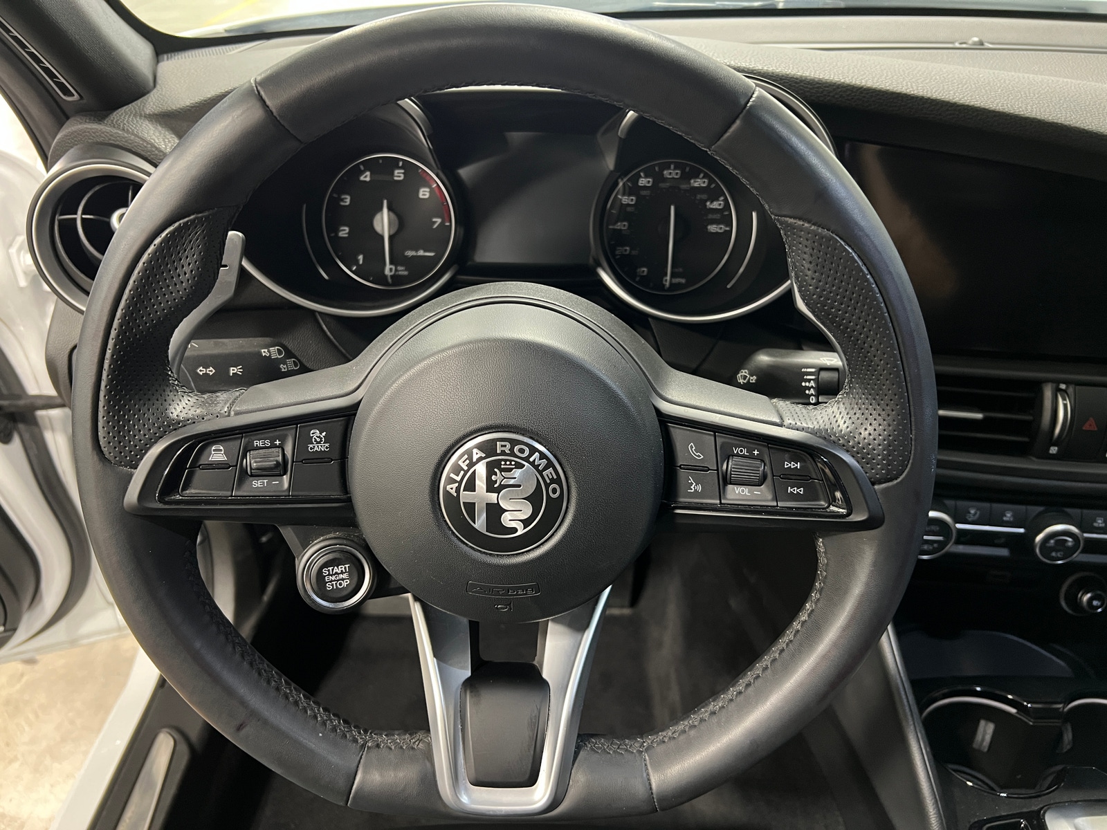 Thumbnail: 2022 Alfa Romeo Giulia - 4