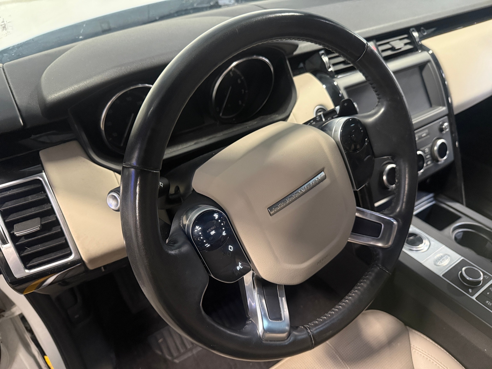 Thumbnail: 2019 Land Rover Discovery - 4