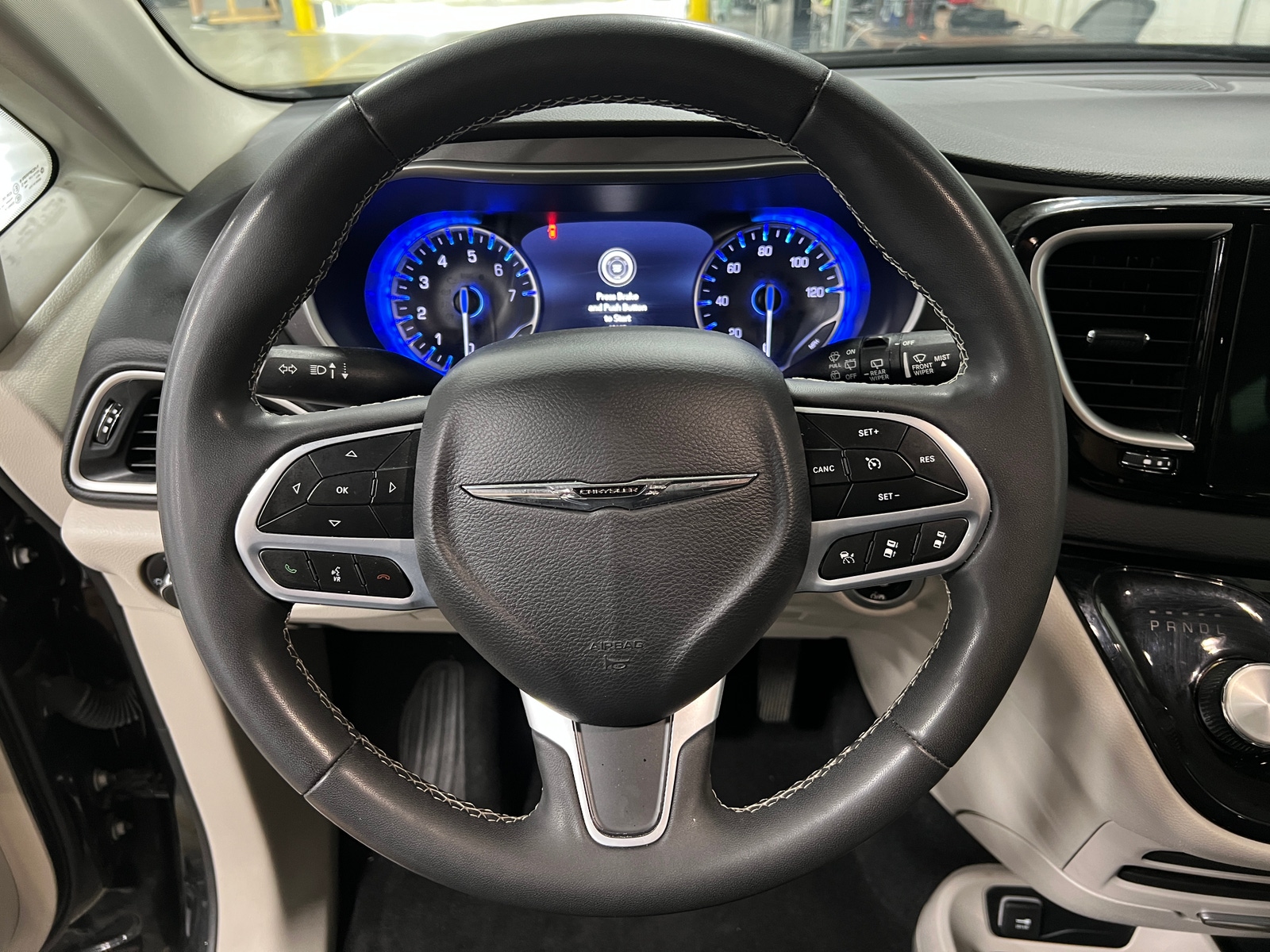 Thumbnail: 2023 Chrysler Pacifica - 4
